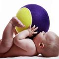 V prvem letu naj bi se dojenček igral predvsem na tleh, svoje gibalne spretnosti
