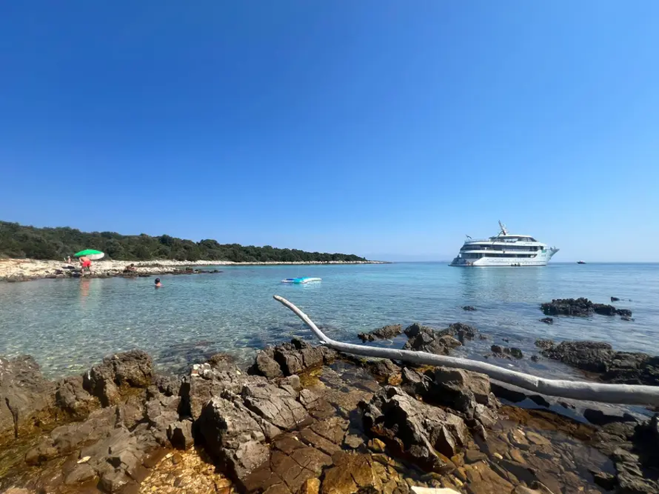 Križarka na hrvaški obali