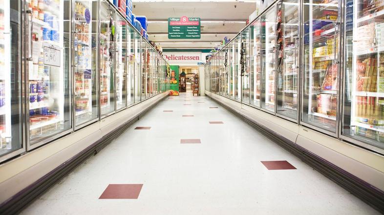 Oddelek z zamrznjeno hrano v trgovini