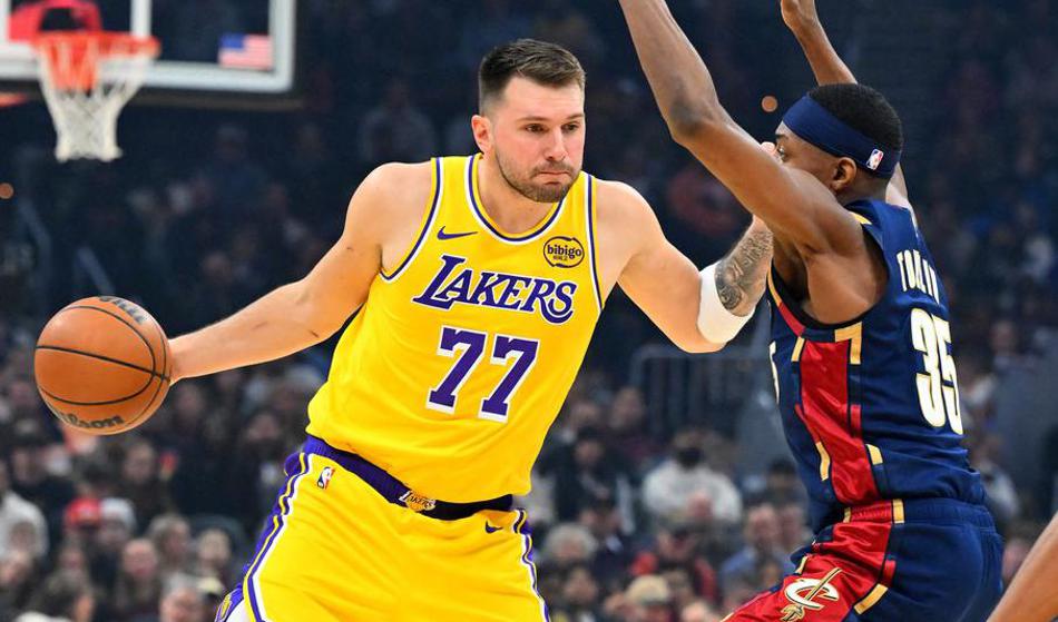 Navijačem je že po štirih minutah zastal dih, Dončić je odšepal v garderobo