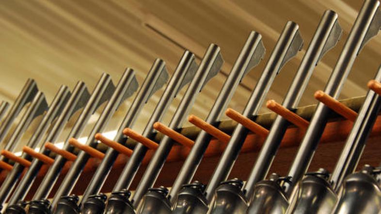 Lastniki prepovedanega orožja bodo tega lahko predali na policijski postaji ali 