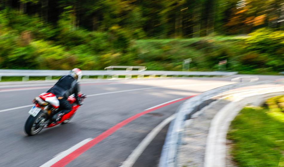 Huda nesreča: Motorist trčil v ograjo in umrl