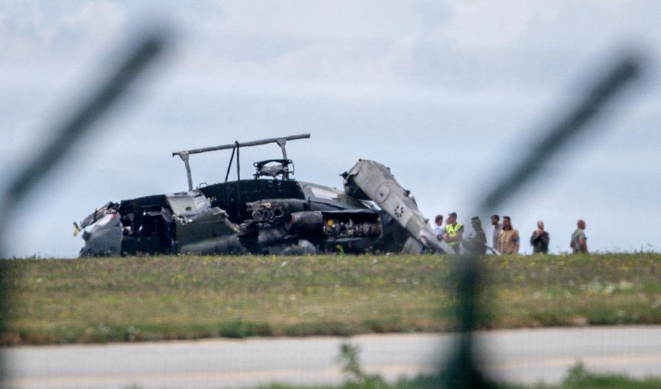 Strmoglavil vojaški helikopter, ena oseba umrla