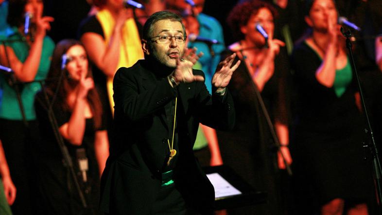 "Priredba je originalna, predrzna in je očarala z energijo izvajalcev," pravi To