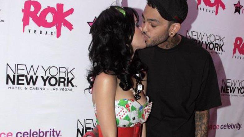 "Poljubljala boš samo mene in nobene ženske!"