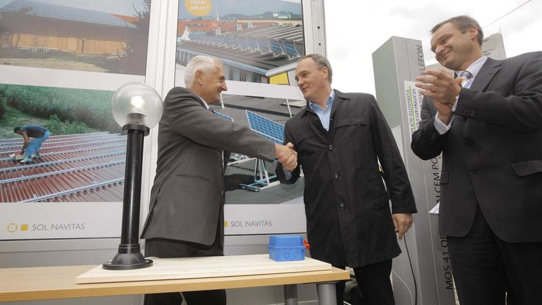 Prvo sončno elektrarno je maja 2008 odprl tedanji minister MOP Janez Podobnik, z