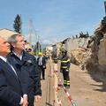 Silvio Berlusconi si ogleduje posledice uničujočega potresa.