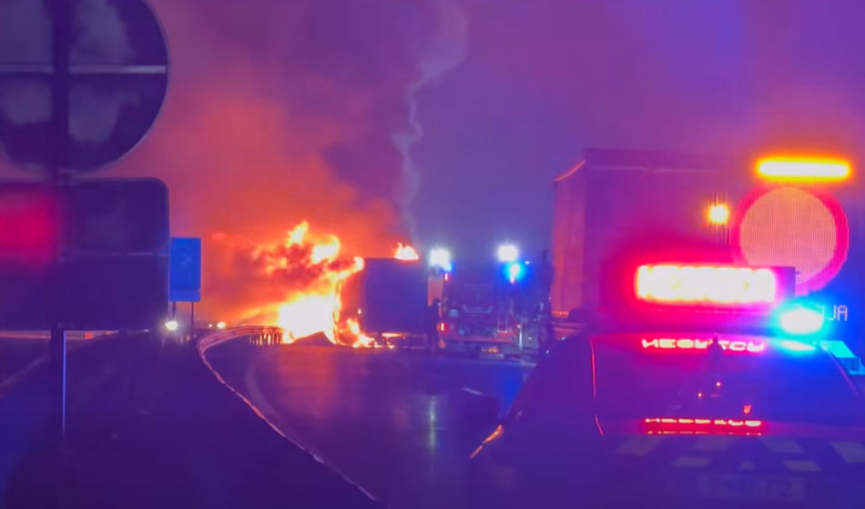 Pozor, zaradi gorečega vozila zaprta štajerska avtocesta