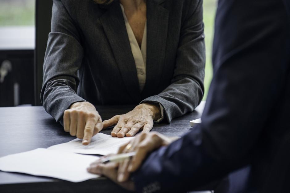 javna uprava javni uslužbenec birokracija papirologija | Avtor: Profimedia