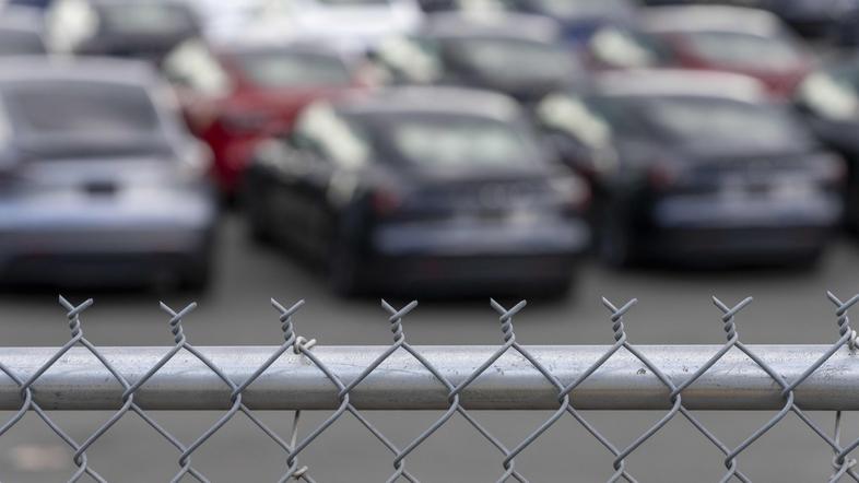 Ograja, parkirišče avtov, prodaja avtov, ovire, avtoindustrija, Tesla