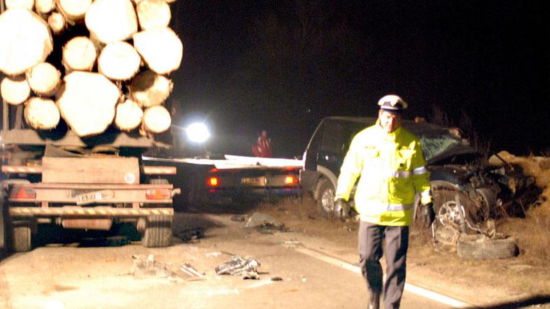 Trk naj bi bil tako močan, da je voznika terenskega vozila ob trku vrglo skozi v