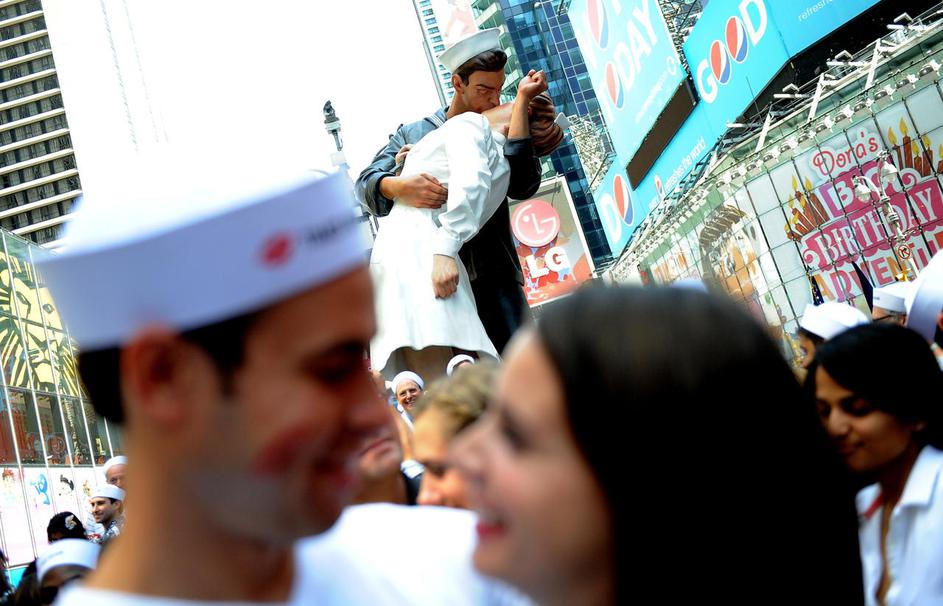 Udeleženci so se v spomin na leto 1945 strastno poljubljali. 