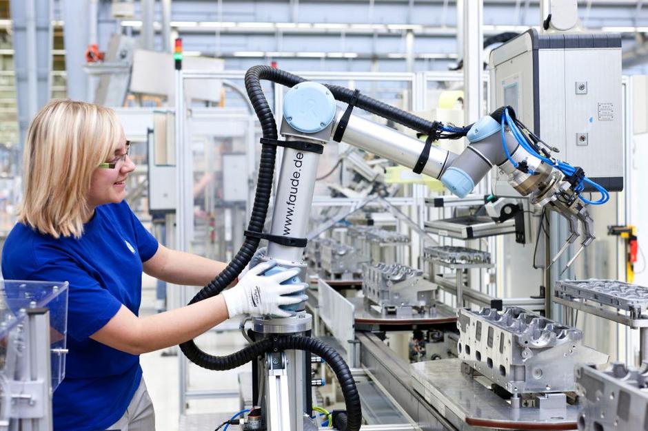Roboti v proizvodnji | Avtor: EPA
