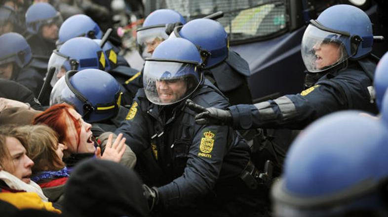 Televizijski posnetki prikazujejo policiste, ki so množico napadli s pendreki in