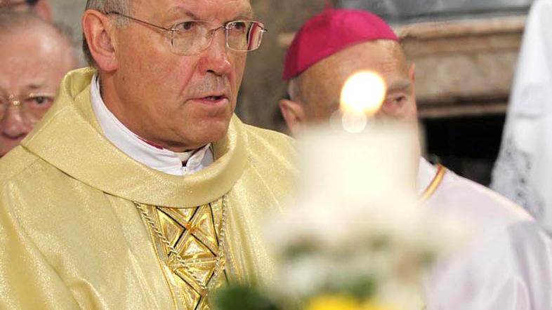 Božično sporočilo po besedah nadškoa Stresa pravi, da Bog tako sočustvuje z nami