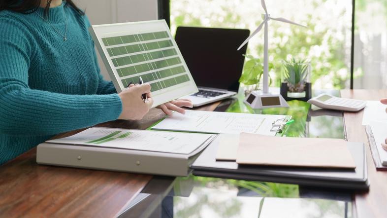 predstavitev projekta dve osebi sedita za mizo