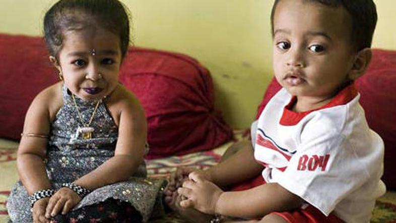 Jyoti je manjša od svojega dveletnega nečaka.