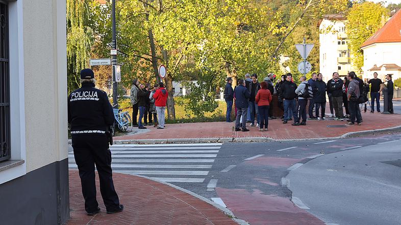 Zbiranje pred šansko ambasado