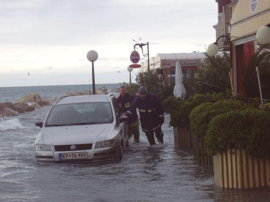 Morje lahko poplavlja tudi jutri. (Foto: Suzana Kos)