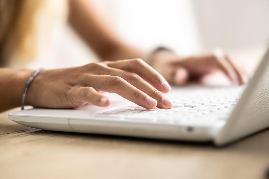 tipkanje računalnik laptom | Avtor: Profimedia
