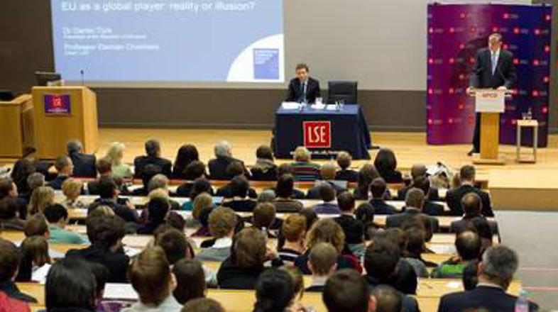 Predsednik Türk je na predavanju na London School of Economics (LSE) publiko uvo