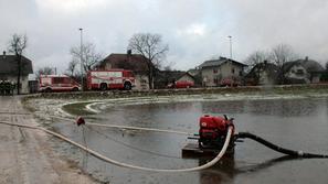 Ponekod je meteorna voda zalila kleti, poplavljanje reke Krke je zaprlo cesto, z