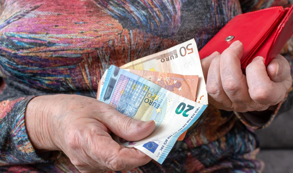 Obljubljala ugodne kredite, v zamena pa zahtevala ...