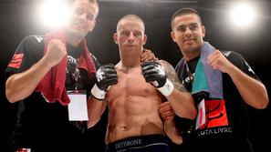 Bor Bratovž (v sredini) tudi po zaslugi neaktivnosti naših borcev ostaja na prve