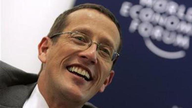 Richard Quest je imel iz doslej neznanih razlogov okoli genitalij ovito vrv.