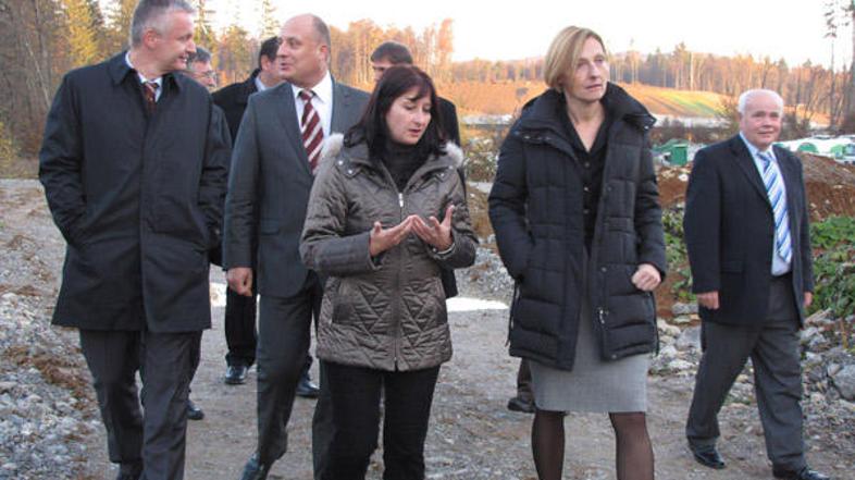 Zalokarjeva in Duhovnikova (spredaj) sta si s člani nadzornega sveta Darsa ogled