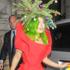 Lady Gaga si je na glavo nadela praznično ikebano.