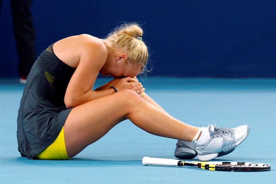 Caroline Wozniacki je na dvoboju z Ano Ivanović padla in si poškodovala koleno, 