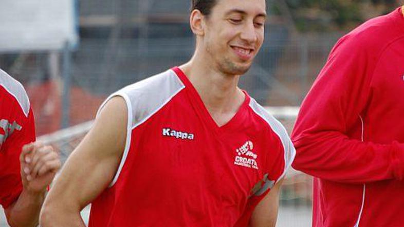 Roka Lenija Ukića bosta v Kanadi spremljali žena in hčerka.