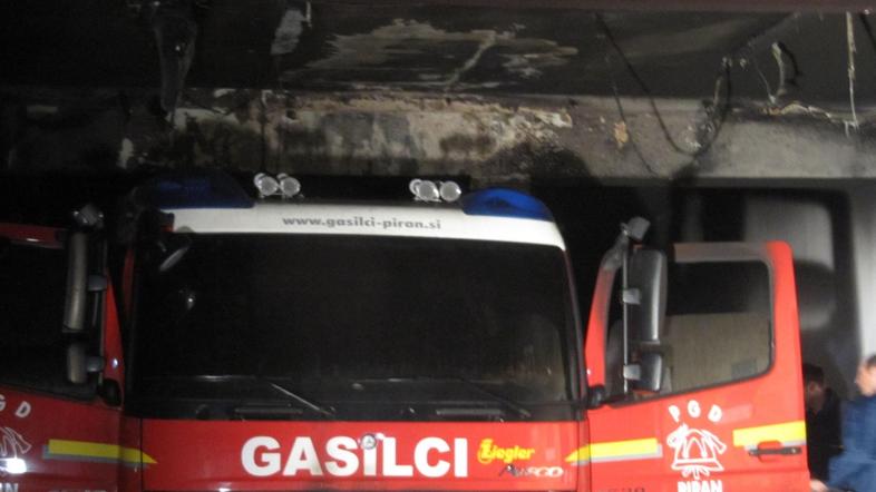 Slovenija 25.11.12, gorelo v gasilskem domu v Piranu, gasilski dom, v pozaru so 