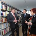 Direktor knjižnice je župana in ministrico popeljal po novih prostorih. (Foto: G