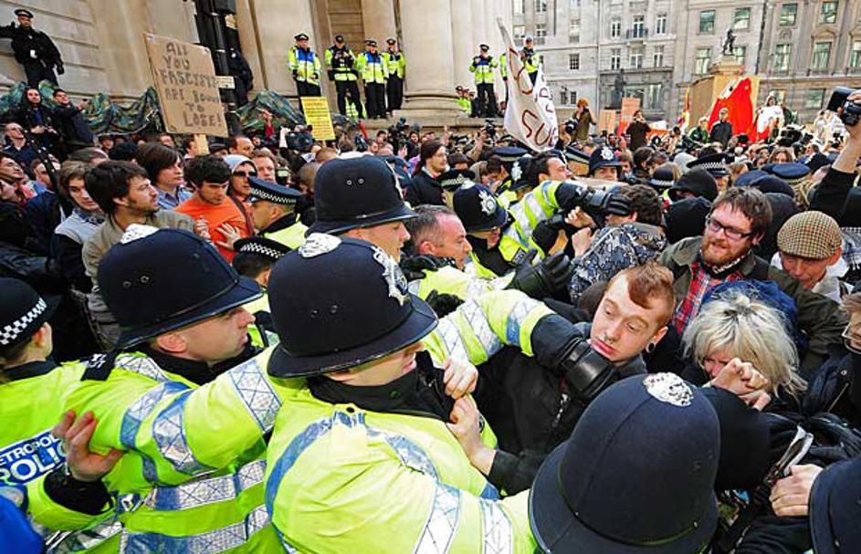Na londonskih ulicah se je zbralo okoli štiri tisoč protestnikov, ki so se pred 