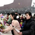 Polaganje svetja pri spomeniku očeta Kim Jong Ila.
