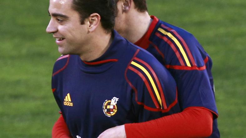 Xavi in Villa sproščena na zadnjem treningu pred tekmo s Češko. (Foto: Reuters)