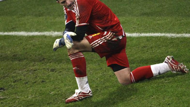 Nemočni vratar Arisa Chatzkis je moral kar šestkrat pobrati žogo iz svoje mreže.