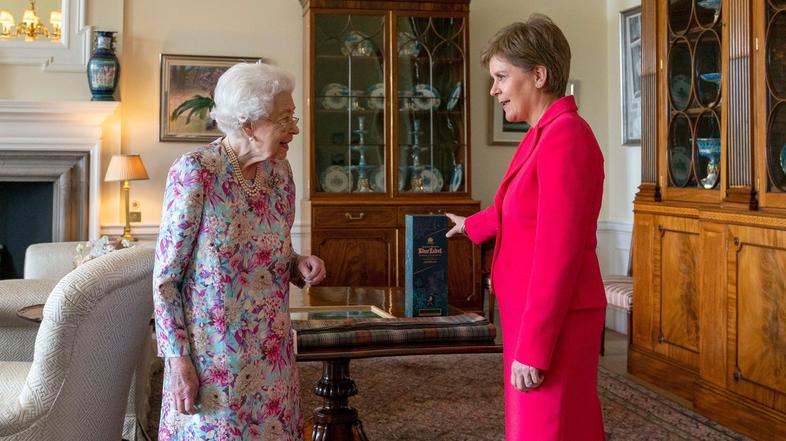 Elizabeta II. Nicola Sturgeon
