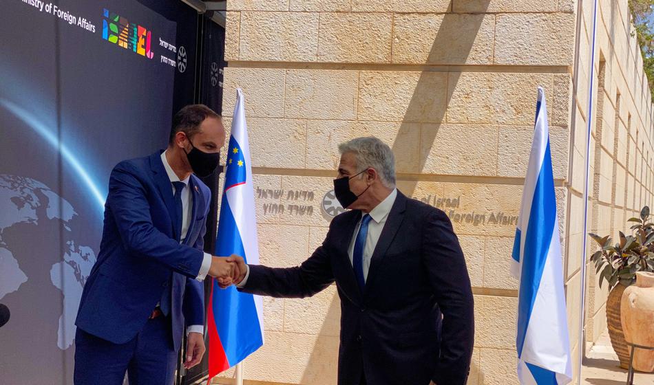 Slovenija se umaknila od tožbe proti Izraelu: Je res kriv Anže Logar?