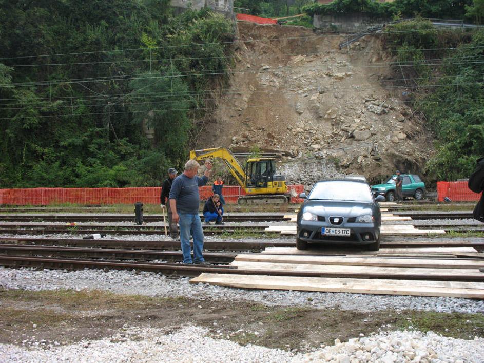 reševanje, avtomobili, majland, Zidani Most, železniška proga, plaz