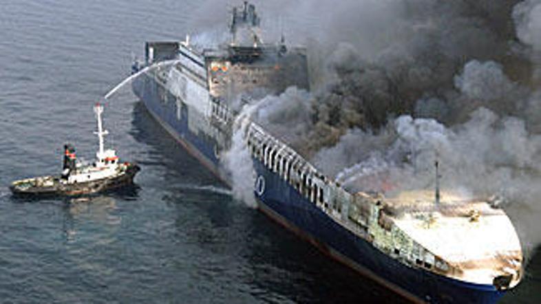 Ob izbruhu požara je bila ladja na meji hrvaškega teritorialnega morja in ekološ