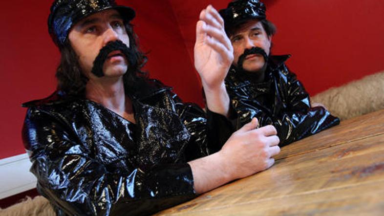 Novi cede Živa pička je že naprodaj v Sloveniji. Na fotografiji
frontmana skupin