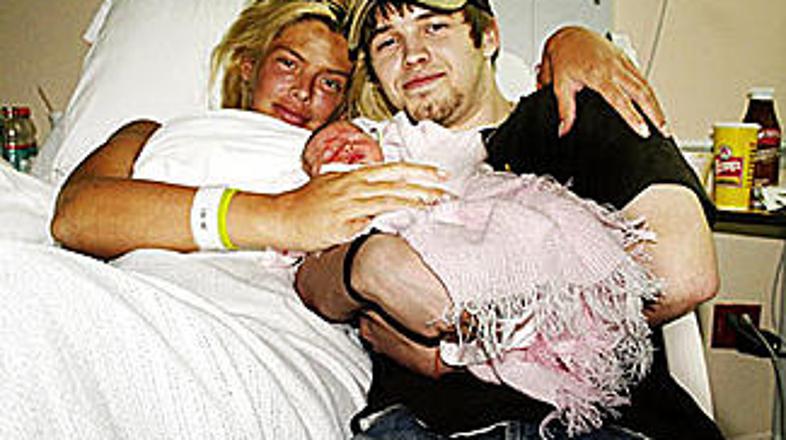 Ena od zadnjih fotografij srečne družine: Daniel je obiskal mamo in novo sestric