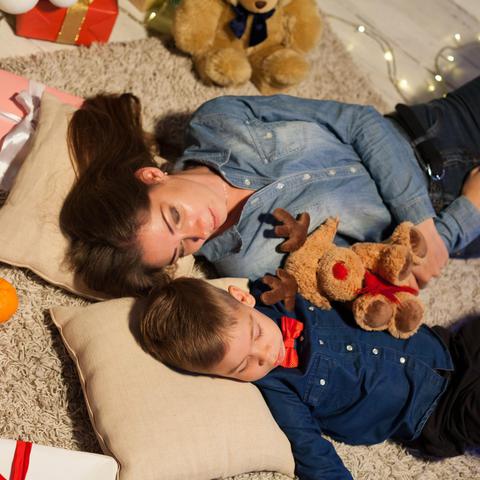 mama in sin ležita na tleh poleg daril