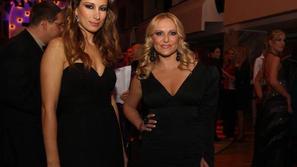 Nuša Derenda (ob njej stoji Erika Žnidaršič) je bila letos tudi med kandidatkami