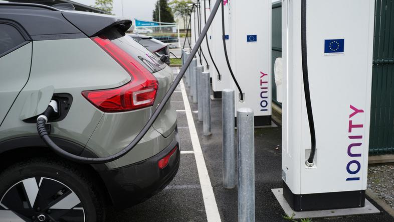 Električna polnilnica, polnjenje, e-avto