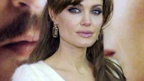 Angelina se boji, da bo njena lepota kmalu zbledela. (Foto: EPA)