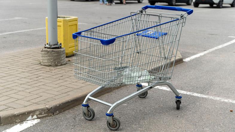 nakupovalni voziček na parkirišču